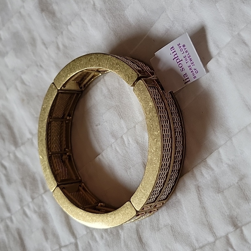 Lia sophia stretch bracelet.  Never worn.  Still has tag on it.